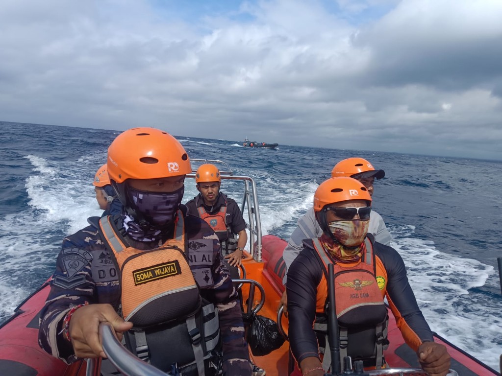Dokumentasi dari - Hari Keempat, Pencarian Tim SAR Gabungan Diperkuat oleh KOARMADA II dan PUSHIDROSAL