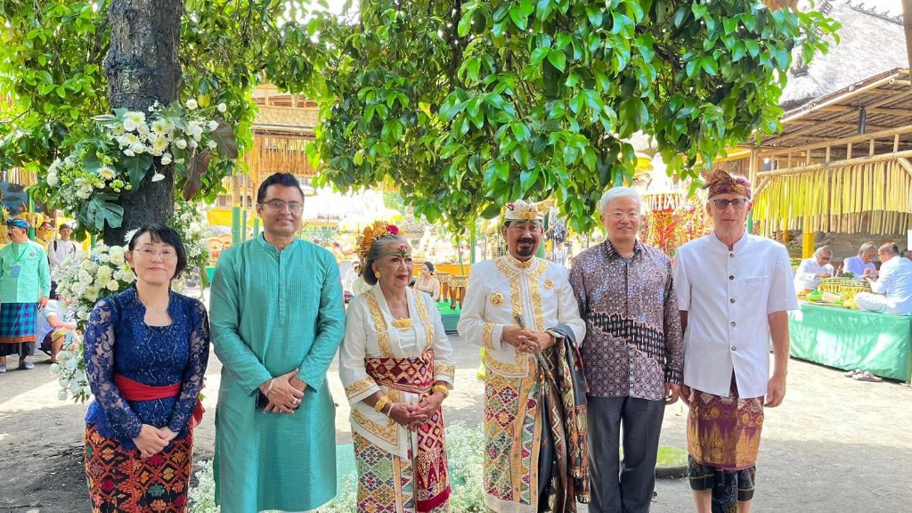 Dokumentasi dari - Konjen Hadiri Abhiseka Raja Mengwi ke-13, Dubes India Tanam Pohon Nagasari di Pura Taman Ayun