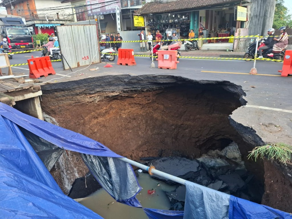 Dokumentasi dari - Jalan Rusak di Bali, Jalan Jebol di Tabanan, Respon Gubernur hingga DPRD Bali Minta Anggaran Infrastruktur di Tingkatkan 