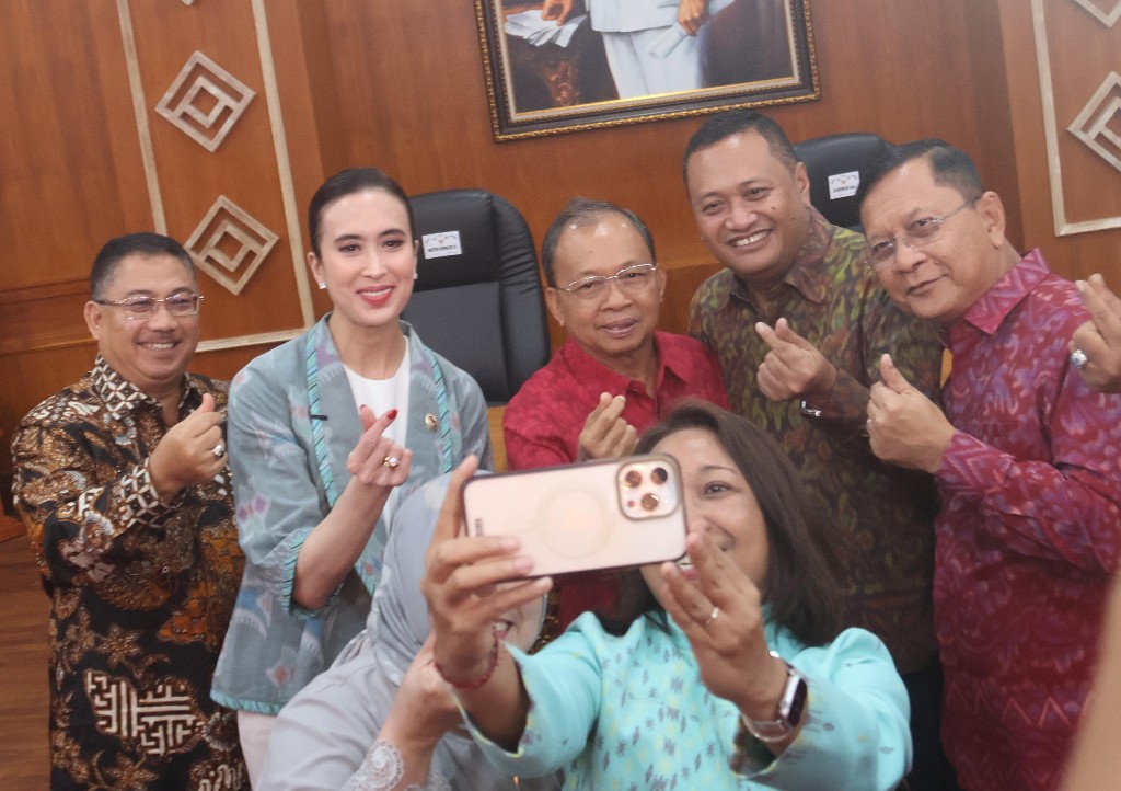 Dokumentasi dari - Isu Utama Pariwisata Bali; Overcrowding, Macet, Vila Tanpa Izin, Sampah, Kelanjutan Bandara Bali Utara