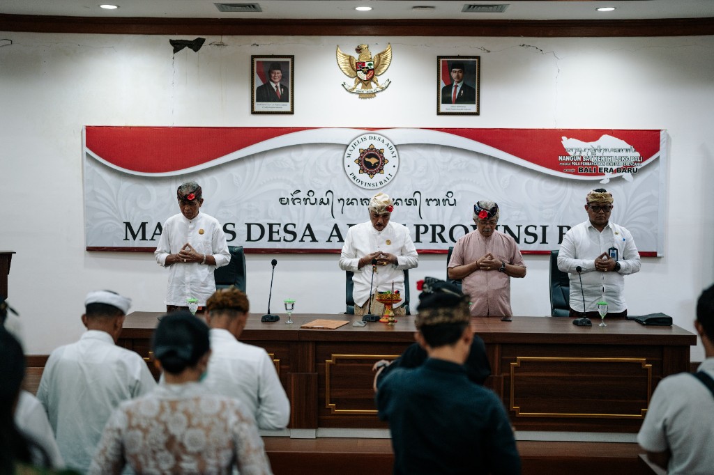 Dokumentasi dari - Batal Dilantik di Wantilan Pura Puseh, Akhirnya Pelantikan Bendesa Adat Selat Bangli di Kantor MDA Bali