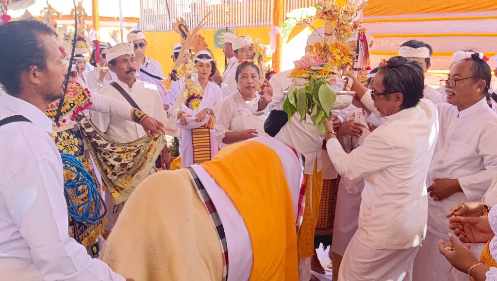 Dokumentasi dari - 104 Puspa Dituntun Lembu Putih, Puncak Karya Baligia Utama Puri Agung Karangasem 