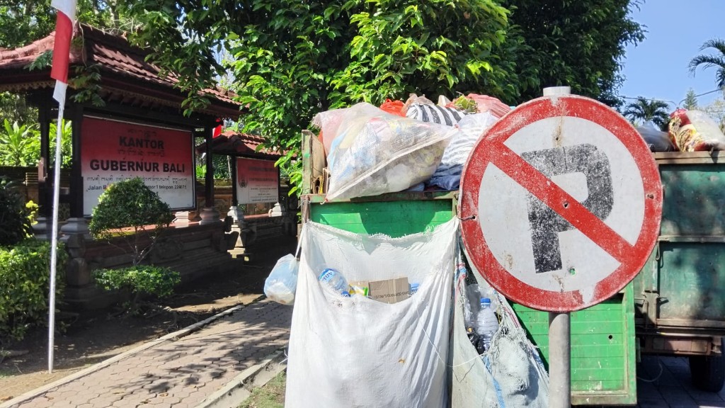 Dokumentasi dari - Bau Busuk, Truk Kecil Roda Tiga Bawa Sampah Parkir Depan Kantor Gubernur Bali Jelang Tutup Permanen TPA Suwung