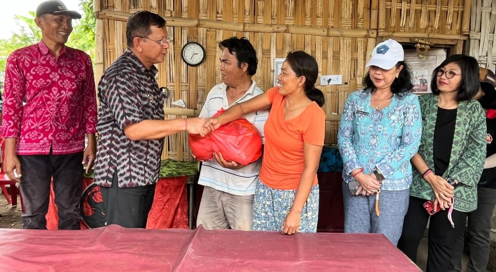 Dokumentasi dari - Pemkab Buleleng Gelar Bakti Sosial, Salurkan Ratusan Paket Sembako