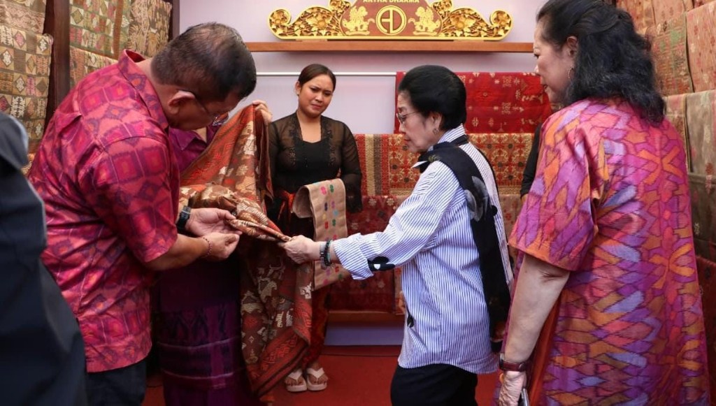 Dokumentasi dari - Megawati Kunjungi Stand UMKM Buleleng Festival