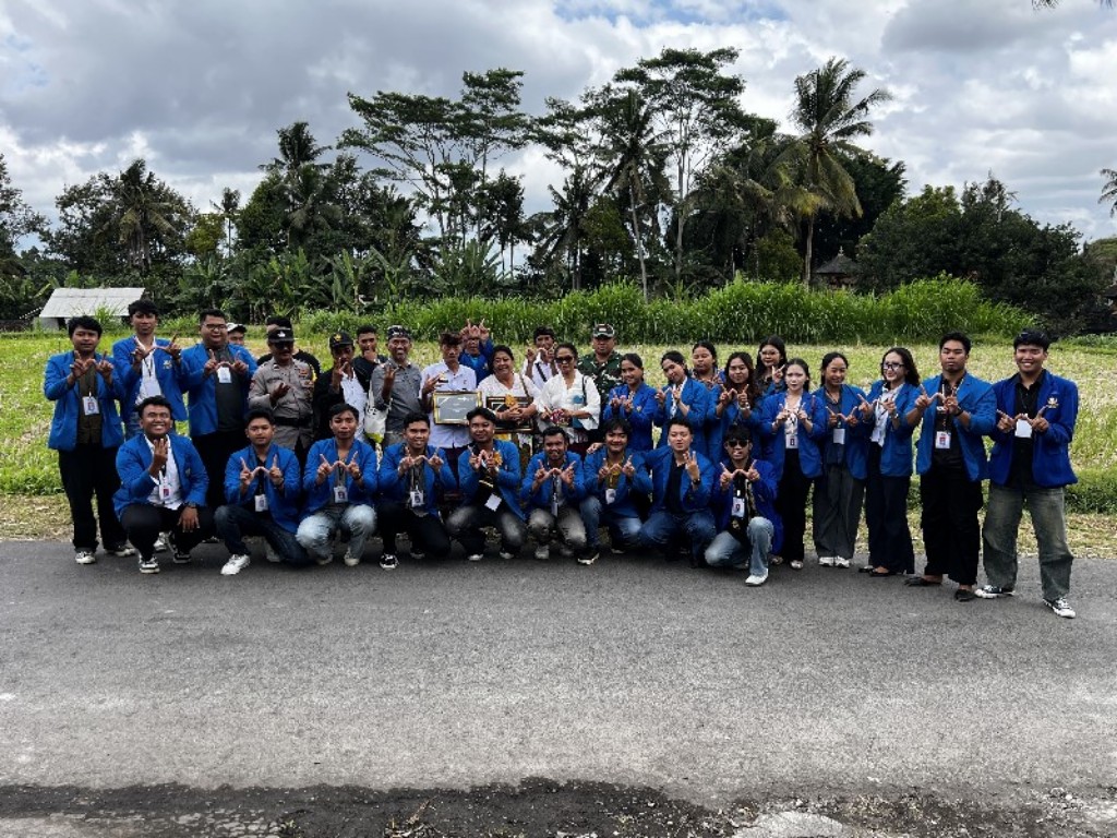 Dokumentasi dari - Pro Kontra Penutupan TPA, KKN-PMM Unwar Gelar Talkshow Edukasi Bahaya Sampah Tak Terurai di Desa Sumita