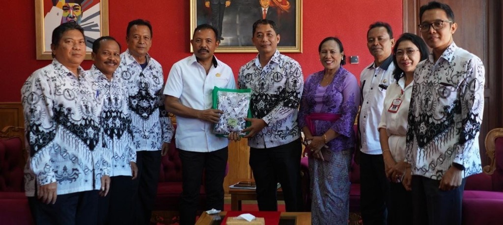 Dokumentasi dari - Ketua DPRD Kabupaten Buleleng Terima Audensi dari PGRI - KPU
