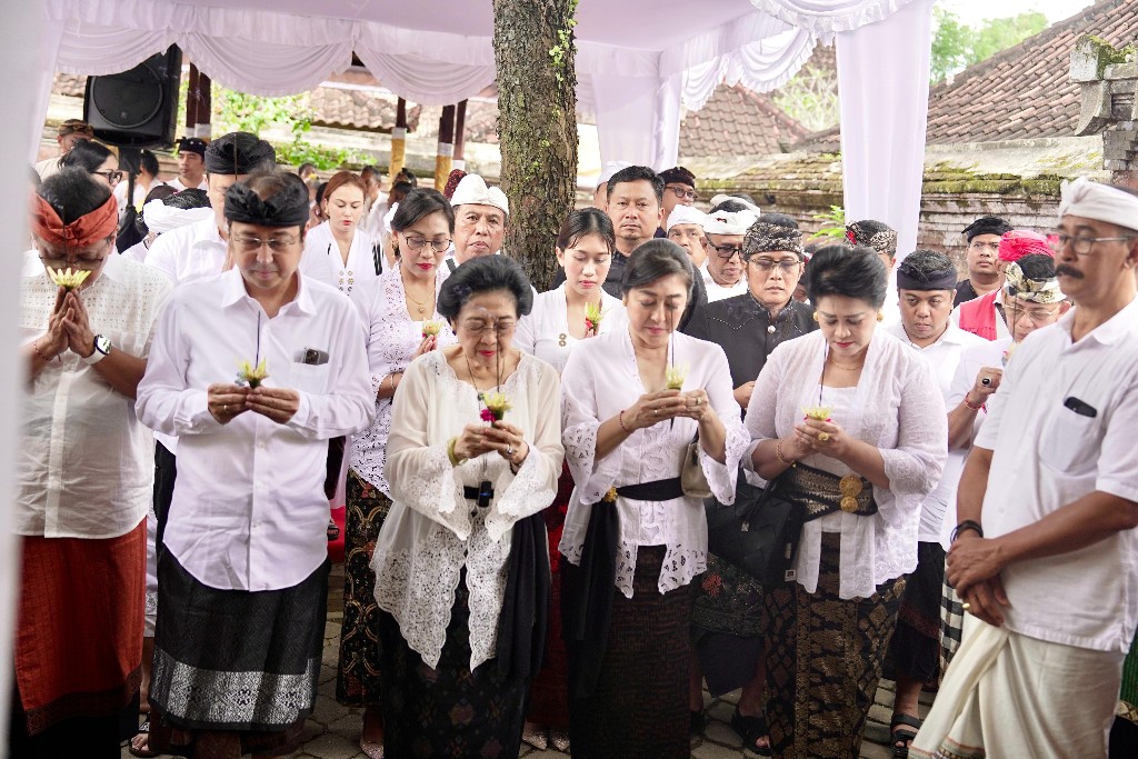 Dokumentasi dari - Megawati - Bupati Badung Adi Hadiri Pelebon Ida Pedanda Gede Sadhawa Jelantik Putra