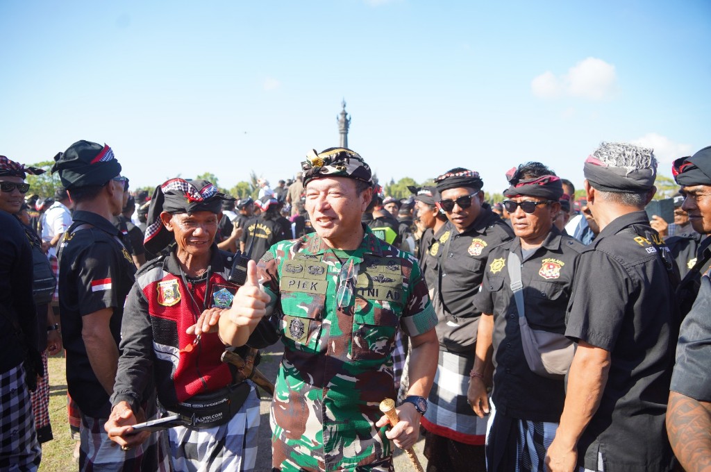 Dokumentasi dari - Pangdam IX/Udayana Hadiri Gelar Agung Pecalang