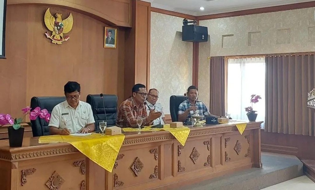 Dokumentasi dari - Ponda Wirawan Hadiri Pembahasan TPST 3R Desa Mambal