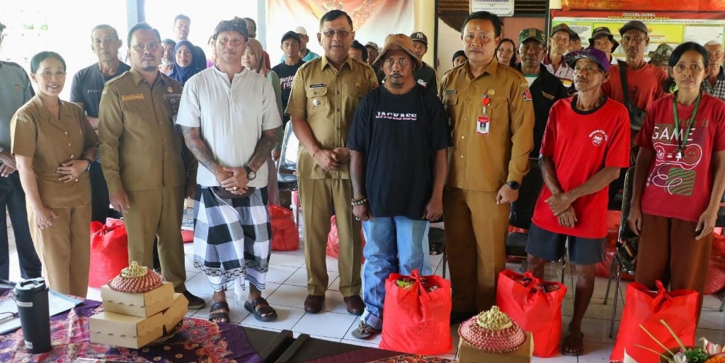 Dokumentasi dari - Bupati Sutjidra Berikan Bantuan untuk Pejuang Kebersihan dan Warga Rentan di Penarukan