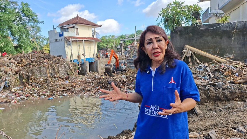 Dokumentasi dari - Tutik Wardhani Wakili DPR RI Fraksi Partai Demokrat Serahkan Bantuan, Obat-Obatan, Tim Dokter kepada Korban Banjir di Denpasar