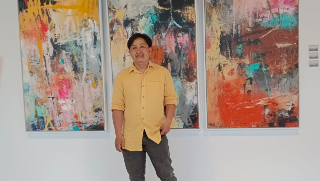 Tien Hong Tampilkan 28 Lukisan Abstrak Bertajuk ; Garis, Warna, dan Ruang