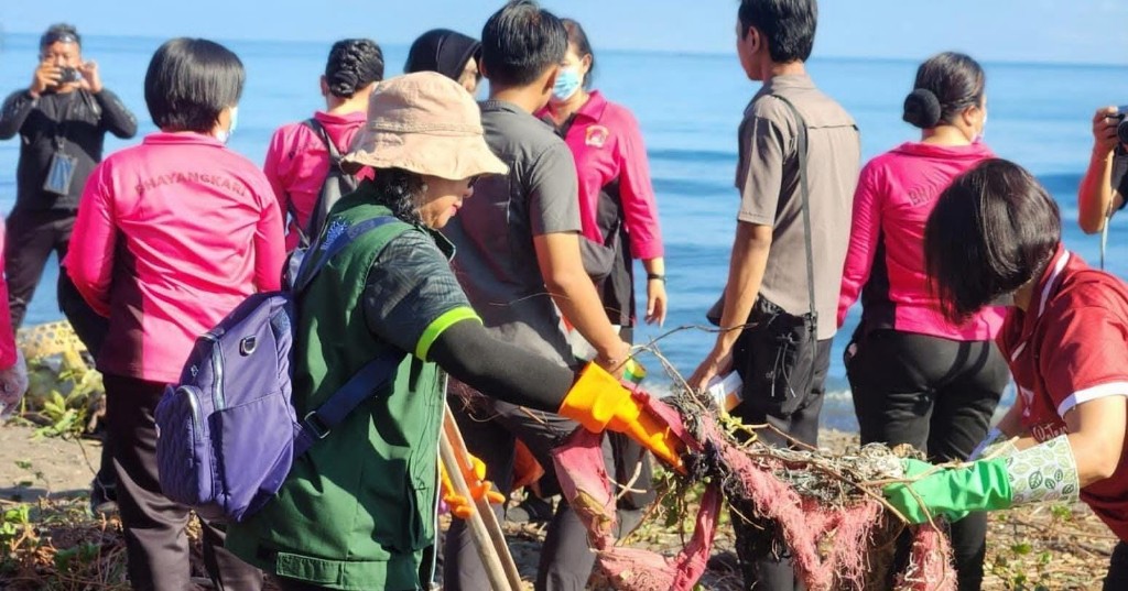 Dokumentasi dari - Peringati World Clean Up Day, Bupati-Wakil Bupati Buleleng, Sutjidra-Supriatna Pimpin Bersih-Bersih Sampah