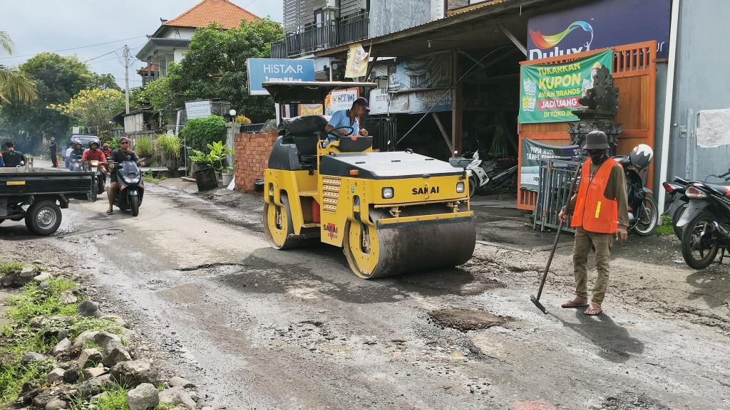Dokumentasi dari - Jalan Pantai Nyanyi Tabanan Hancur, Warga Perbaiki dengan Swakelola