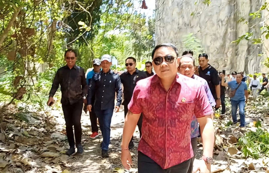Dokumentasi dari - Pemasangan Tembok Pembatas oleh GWK di Luar Batas Kemanusiaan
