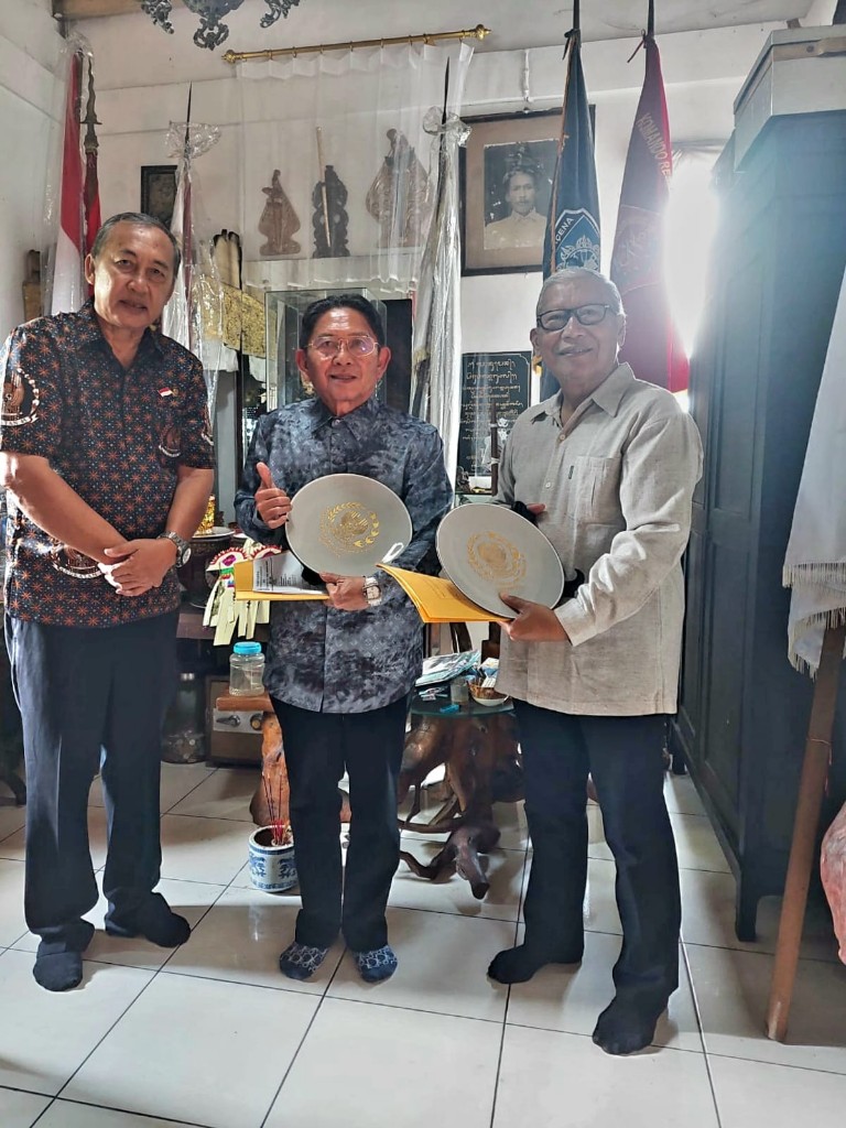 Dr. Wardhiana dan Tokoh Terkemuka Bali menerima SK sebagai Dewan Paripurna DHD Angkatan 45 Provinsi Bali