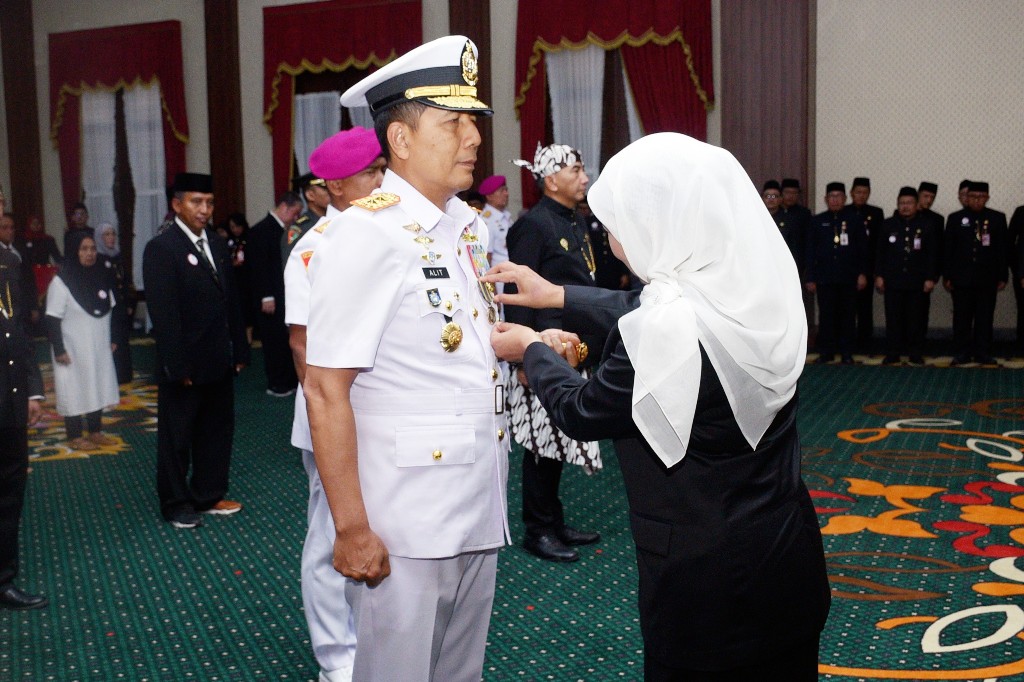 Pangkoarmada II  Laksda TNI I G. P. Alit Jaya Terima Anugerah Gubernur Jawa Timur “Lencana Emas Jer Basuki Mawa Beya”