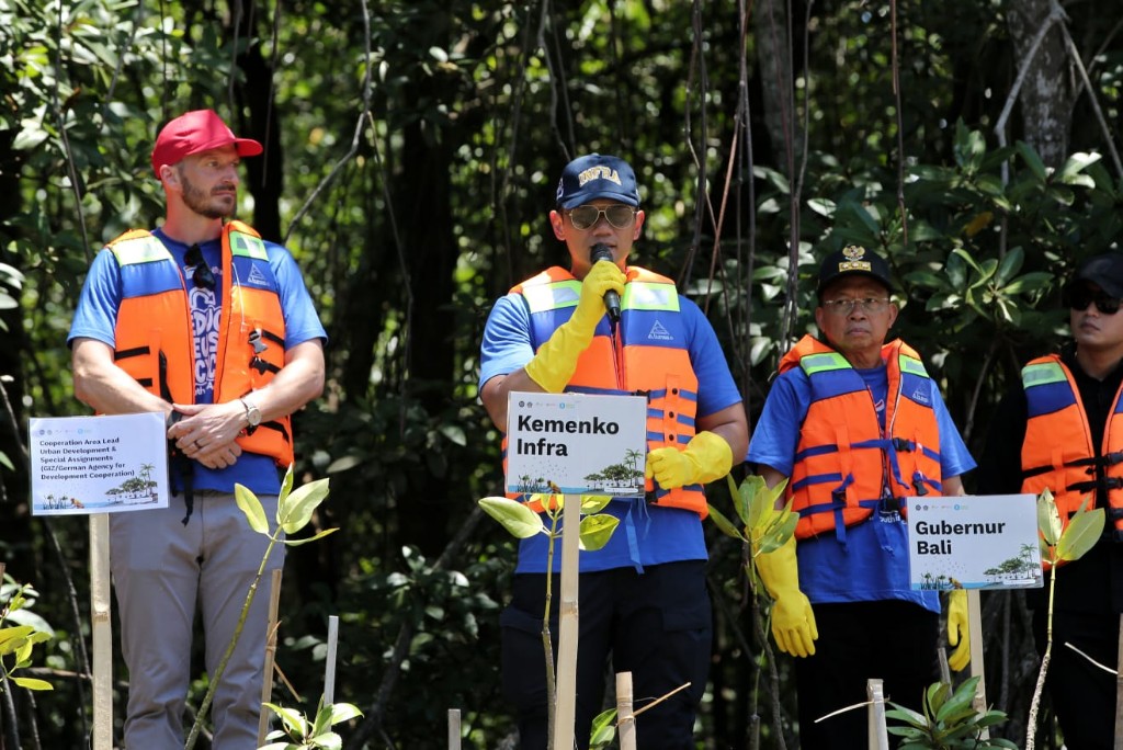 Bersih Pantai dan Penanaman Mangrove, Menko AHY: Green Infrastructure Initiative Jadi Gerakan Moral Menjaga Bali sebagai Warisan Dunia