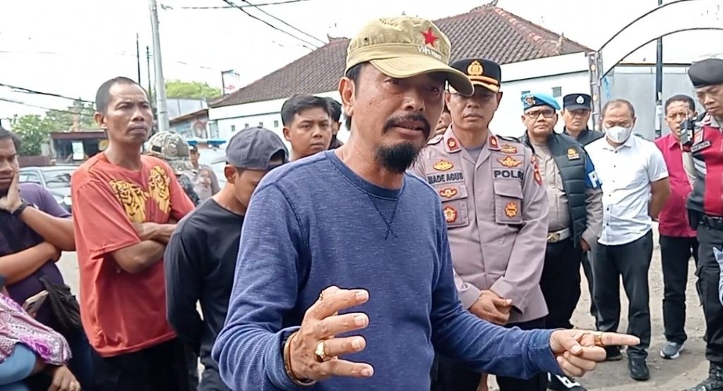 Dokumentasi dari - Puluhan Warga Pemaron Lakukan Aksi Demo ke  PLTGU di Desa Pemaron, Protes Suara Bising Mesin PLTD