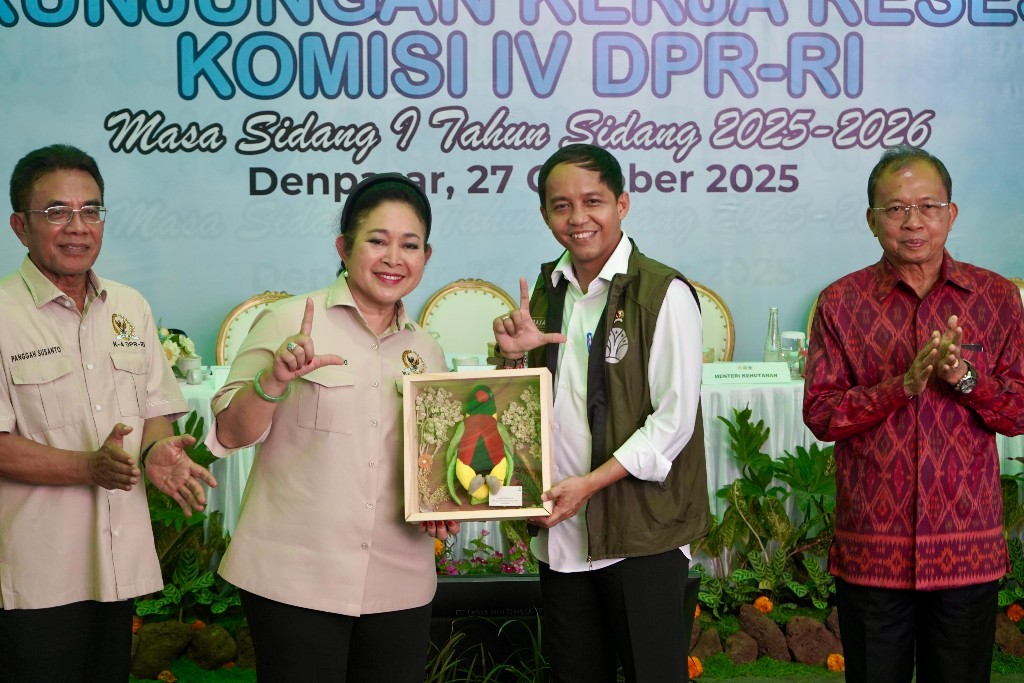 Dokumentasi dari - Burung Perkici Dada Merah Balik ke Bali, Reses Komisi IV DPR RI dan Menteri Kehutanan 
