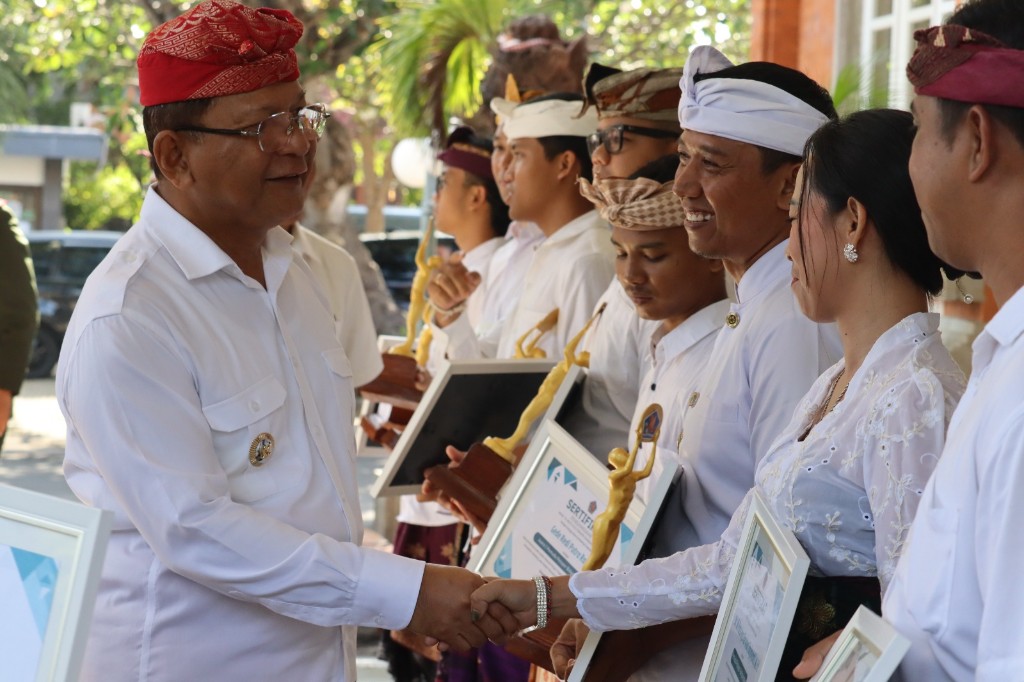 Peringati Sumpah Pemuda ke-97, 10 Pemuda Pelopor Buleleng Terima Penghargaan