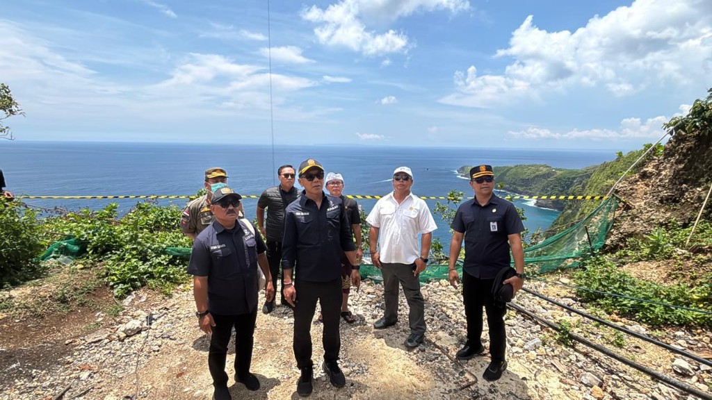 Dokumentasi dari - Pasang Pol PP Line Tutup Sementara Pembangunan Proyek Lift Kaca di Klingking, Pansus TRAP DPRD Bali Tegaskan Melanggar UU Penataan Ruang