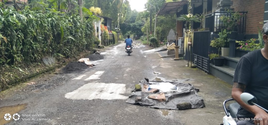 Dokumentasi dari - Tak Tahan Jalan Rusak, Warga Swadaya Tambal Beton di Desa Gobleg