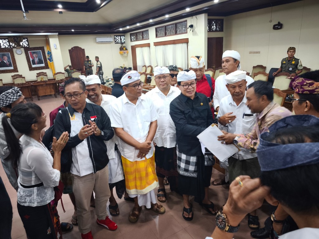 Desa Adat Jimbaran Sampaikan Aspirasi ke Pansus TRAP DPRD Bali Soal Pembatasan Akses ke Pura