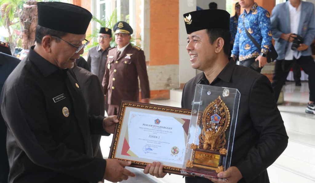 Dokumentasi dari - Bertepatan Hari Pahlawan, 3 OPD Kabupaten Buleleng Terima Penghargaan Inovasi Terbaik Perangkat Daerah 2025