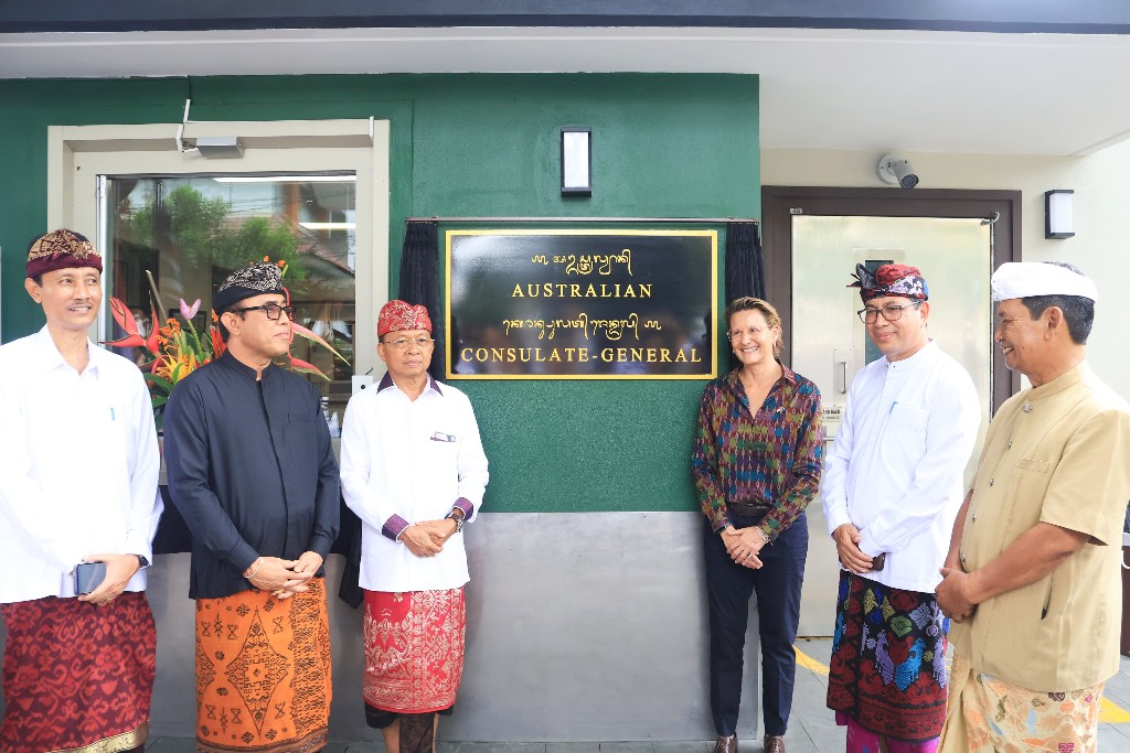 Hormati Budaya, Konjen Australia Resmikan Papan Nama Aksara Bali