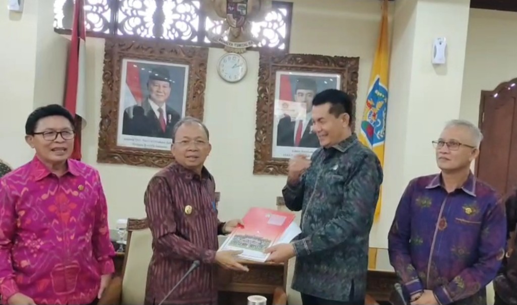 Serahkan ke Gubernur Rekomendasi Proyek Lift Kaca Klingking, Koster; Hasil Pansus TRAP DPRD Bali akan Dipelajari 