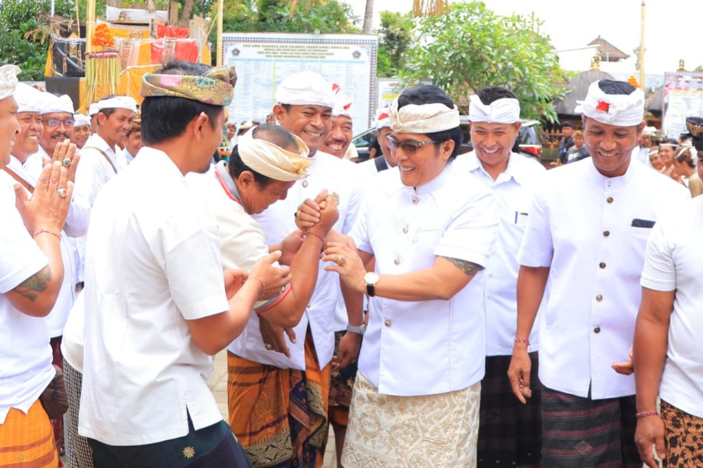 Apresiasi Semangat Warga, Wagub Giri Prasta Hadiri Karya Agung di Pura Desa Lan Puseh Desa Adat Keliki