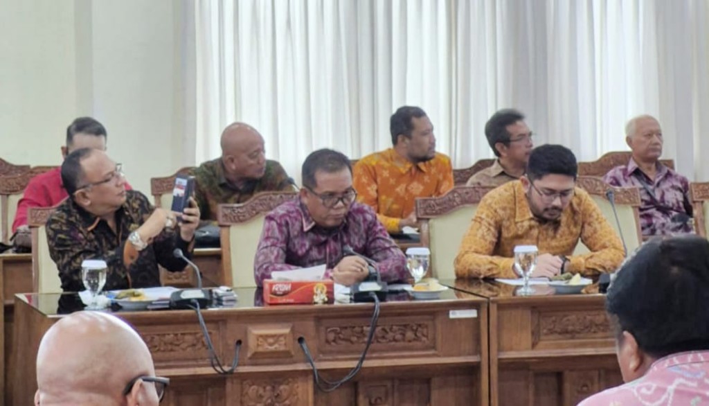 Dokumentasi dari - Kasus Warga Miskin Meninggal di Buleleng,
Gede Harja Minta Dokter Fokus Layani Masyarakat Tanpa Praktek Pribadi