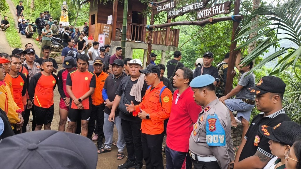 Dokumentasi dari - Korban Tenggelam Di Air Terjun Mengening Di Temukan Meninggal Dunia