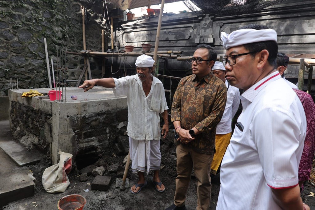 Dokumentasi dari - Wali Kota Jaya Negara Turun Langsung Monitoring Pemulihan Pura Terdampak Banjir Targetkan Renovasi Rampung Desember Mendatang 