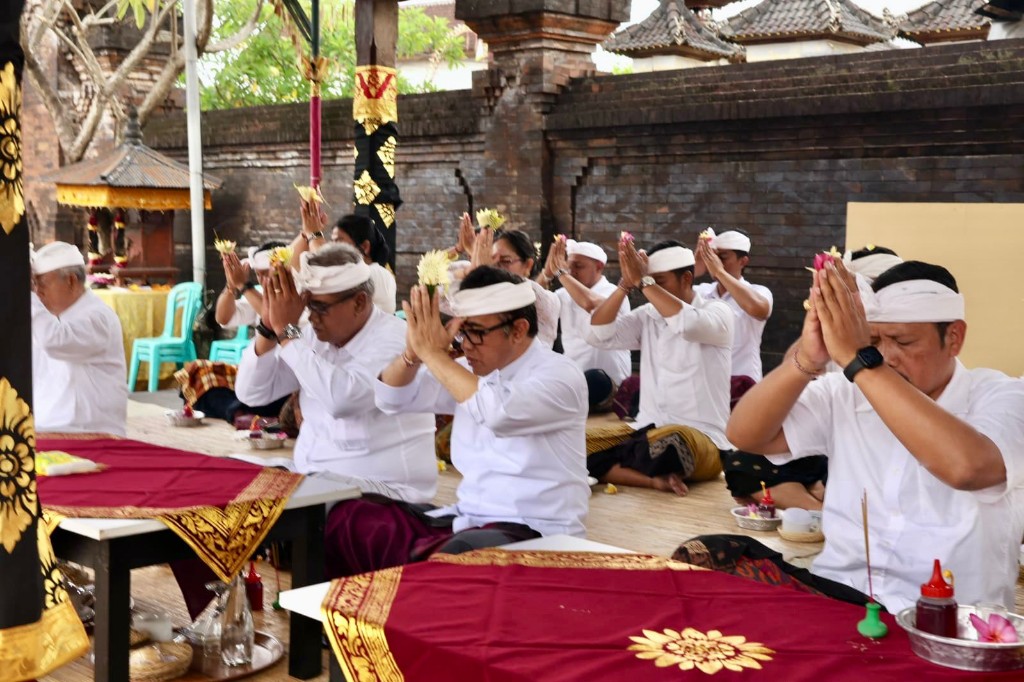 Dokumentasi dari - Walikota Jaya Negara Hadiri Pujawali Agung Pura Dalem Penataran Desa Adat Sumerta