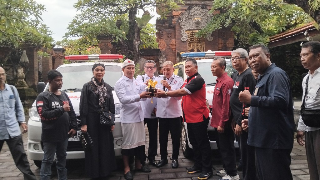 ADVOKAI Klaim Pertama di Indonesia; Gus Adhi Luncurkan Dua Mobil Ambulans di Hari Weton dan Galungan