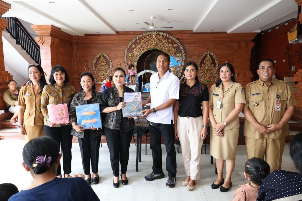 Sekretaris I TP. PKK Kota Denpasar, Ny. Ayu Kristi Salurkan Bantuan Perlengkapan BKB KIT Stunting