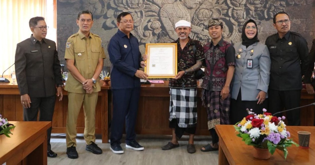 Dokumentasi dari - Bupati dan Wakil Bupati Buleleng Serahkan 34 Sertifikat HAKI, Tegaskan Perlindungan Kreativitas dan Warisan Budaya Daerah