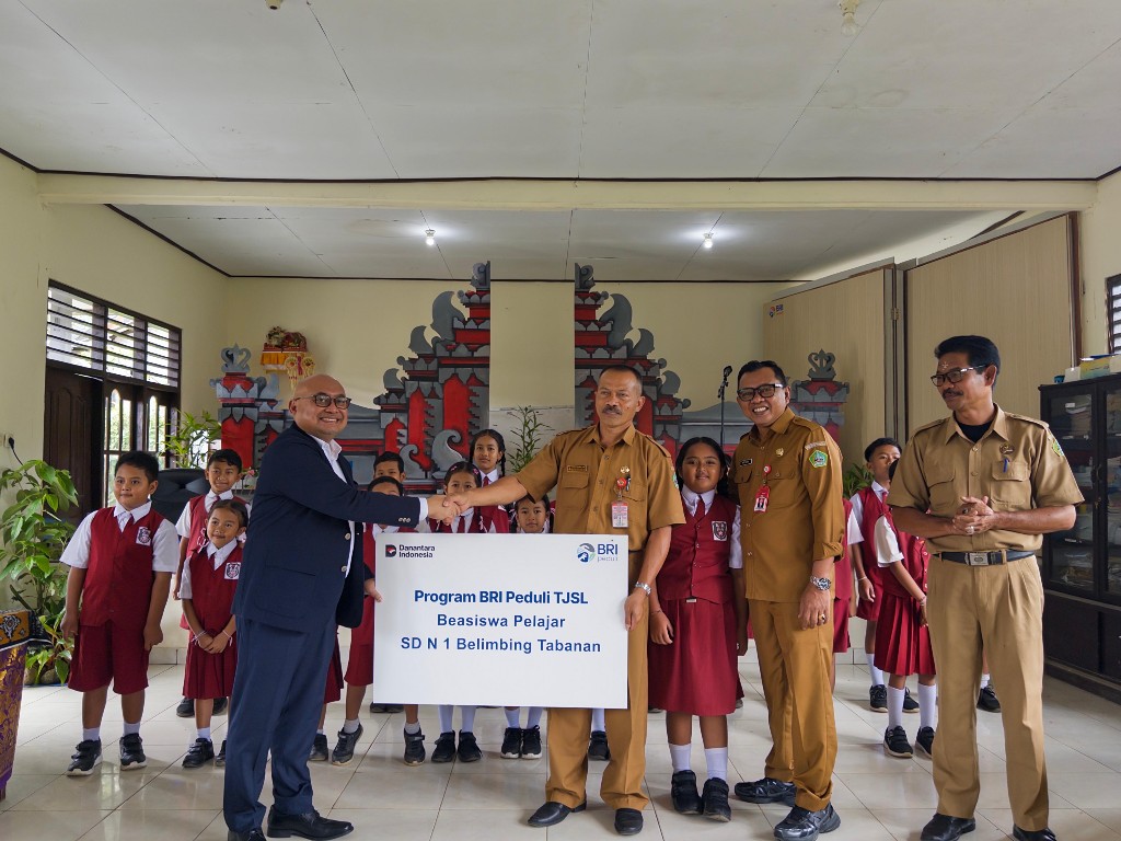 Dukung Pendidikan di Tabanan, BRI Serahkan Bantuan TJSL dan Beasiswa Pelajar 2025 Siswa SDN 1 Belimbing
