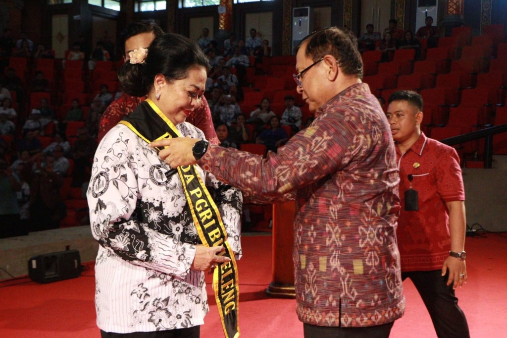 Bupati Buleleng Kukuhkan Ny. Wardhany sebagai Bunda PGRI