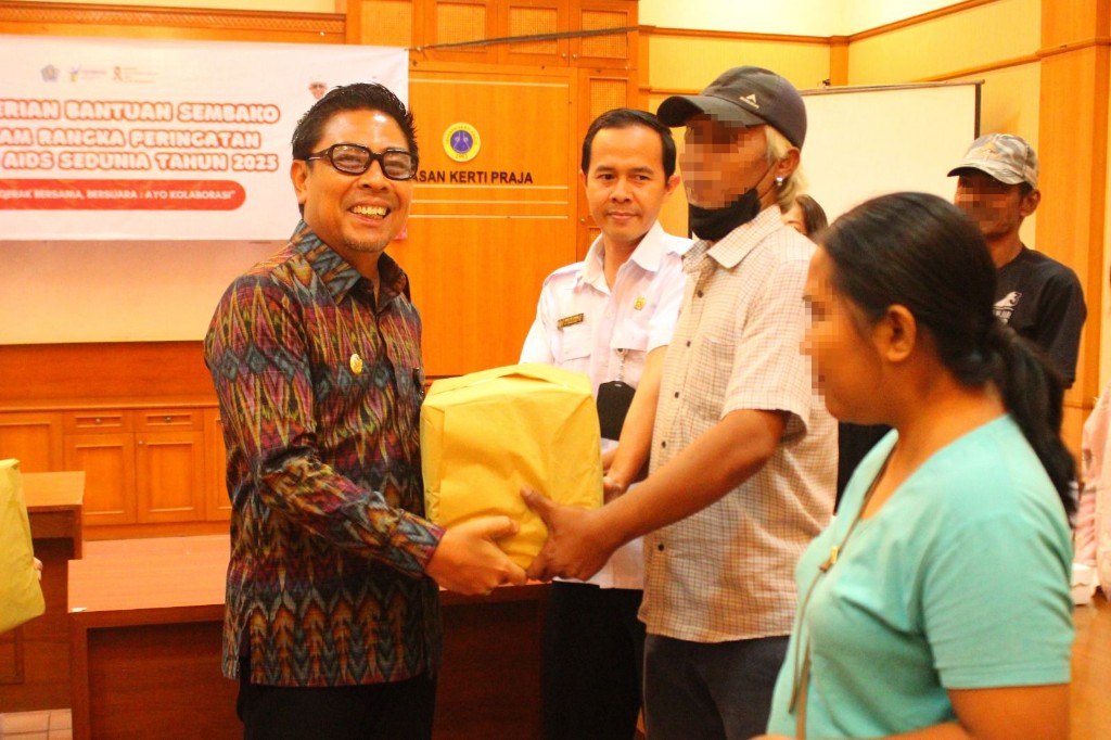 Serangkaian Hari AIDS Sedunia,Wawali Arya Wibawa Serahkan Paket Bantuan Sembako Kepada ODHA