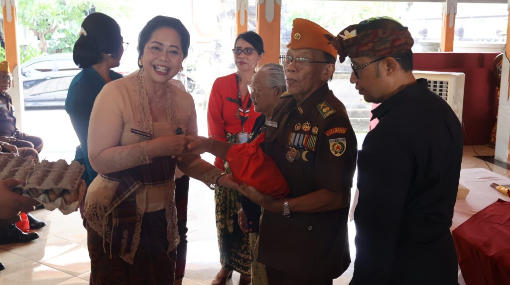 Dokumentasi dari - Sambut Kuningan, TP PKK Buleleng Gelar Aksi Menyapa dan Berbagi untuk Veteran dan Petugas Kebersihan