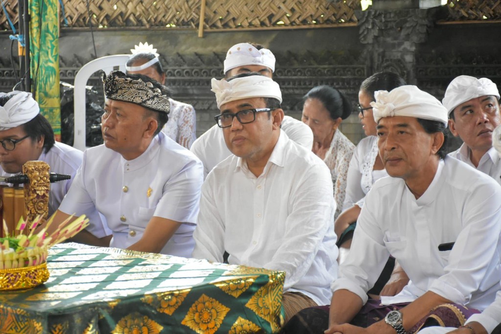 Dokumentasi dari - Walikota Jaya Negara Mendem Dasar Serangkaian Karya di Pura Taman Beji, Desa Adat Peninjoan