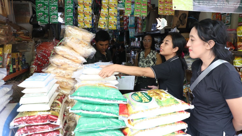 Sorotan Harga Beras; Perumda Pasar Sewakadarma Denpasar Sambut Baik Sidak Satgas Pangan Polda Bali 