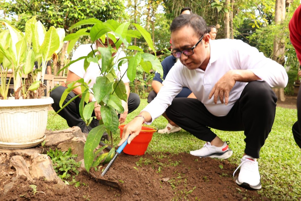 Pemkot Denpasar Gelar Aksi Penanaman Pohon Serentak di Tukad Bindu dan Setra Badung Upaya Kembalikan Ketangguhan DAS dan Paru-Paru Kota 