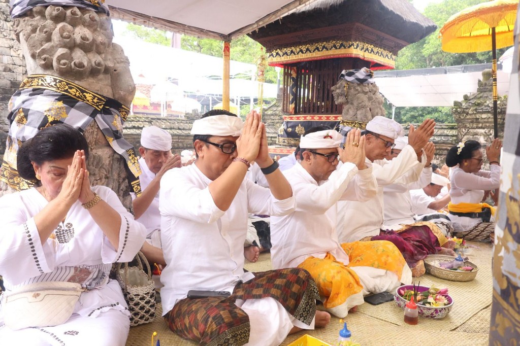 Walikota Jaya Negara Hadiri Pujawali di Pura Sakenan Serangan