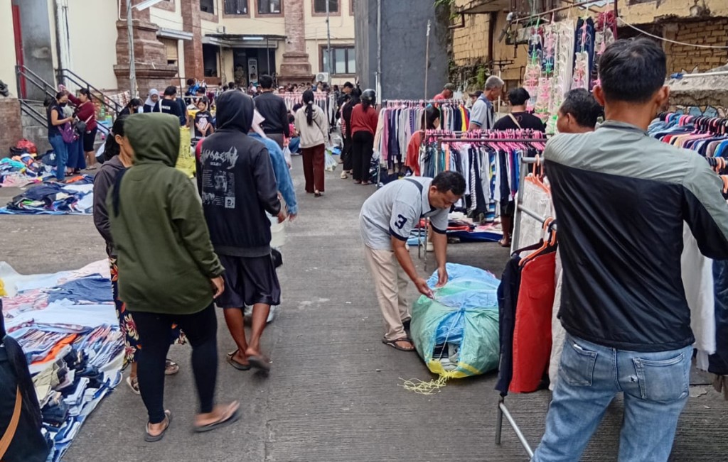 Dokumentasi dari - Larangan Menkeu Purbaya, Dirut Perumda Pasar Sewakadarma Himbau Pedagang Hentikan Jualan Baju Bekas Impor 