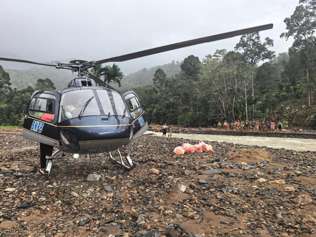 Dokumentasi dari - Medan Ekstrem Tak Halangi BNPB: Helikopter Mendarat di Tepi Sungai Kirim Bantuan ke Warga Terisolasi di Sumatra